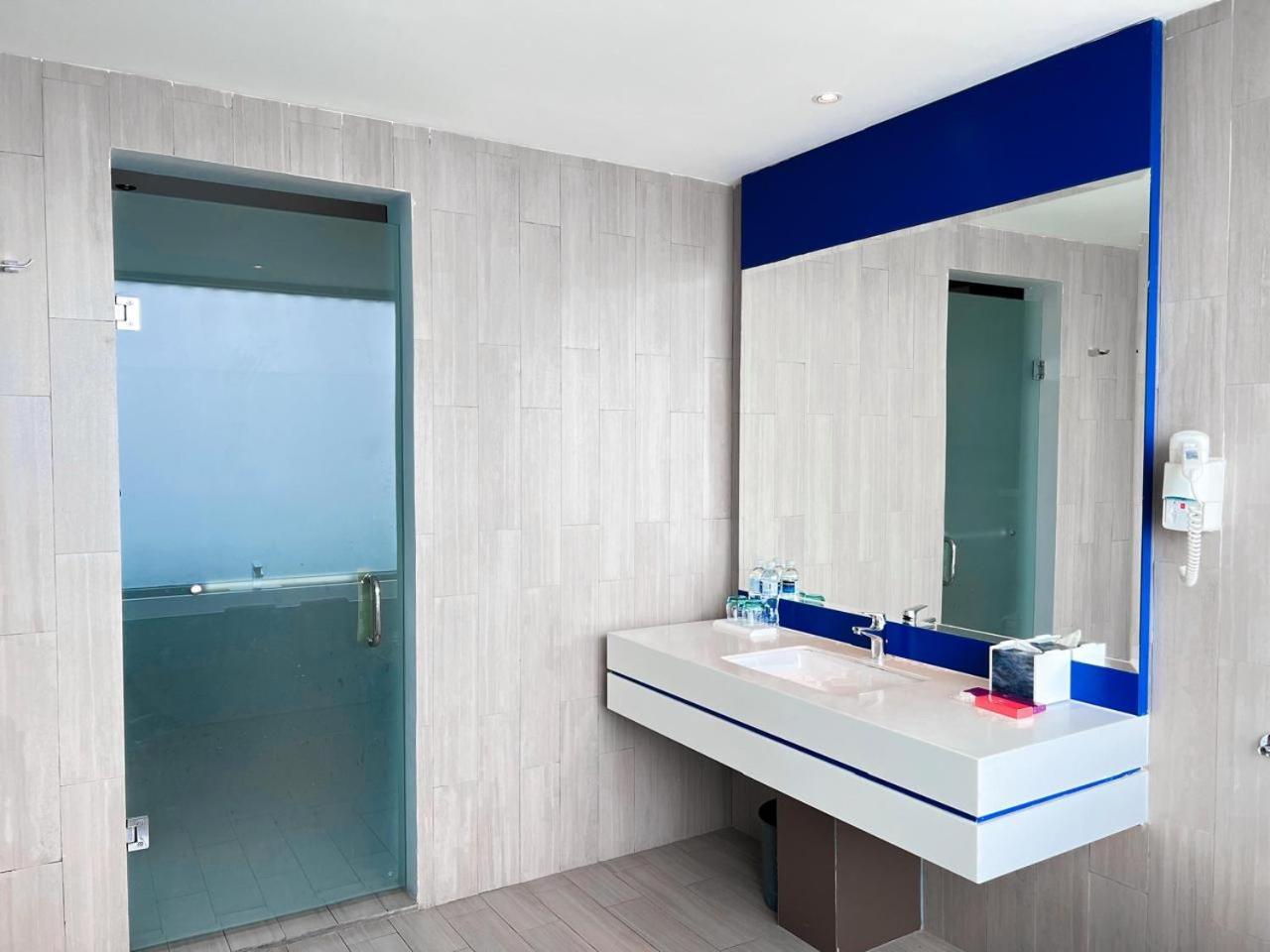 Ibis Styles Batam Nagoya Hotel Exterior foto